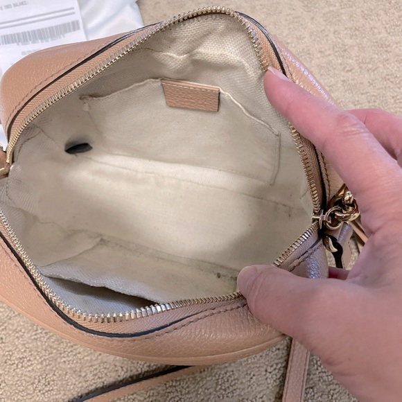 Gucci Pebbled Calfskin Small Soho Disco Bag Camelia. - Picture 8 of 10